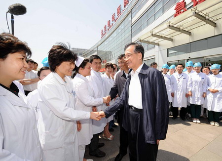 Premier Wen visits Beijing's first A(H1N1) flu patient