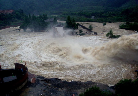 Hubei landslides, floods kill 4