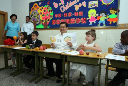 President Hu visits children ahead of Children's Day