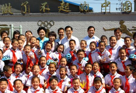 President Hu visits children ahead of Children's Day