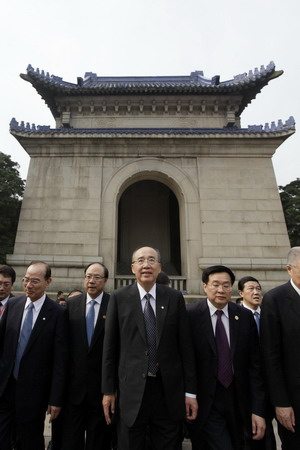 KMT chairman pays homage to party founder Sun