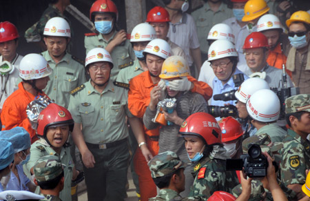 Eight rescued after 64 hours trapped in S China tunnel