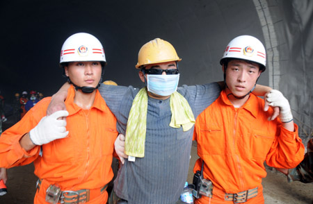 Eight rescued after 64 hours trapped in S China tunnel