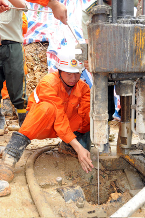 Eight rescued after 64 hours trapped in S China tunnel