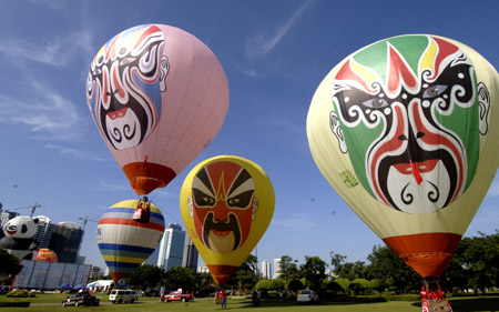 Hot balloon festival held in Hainan