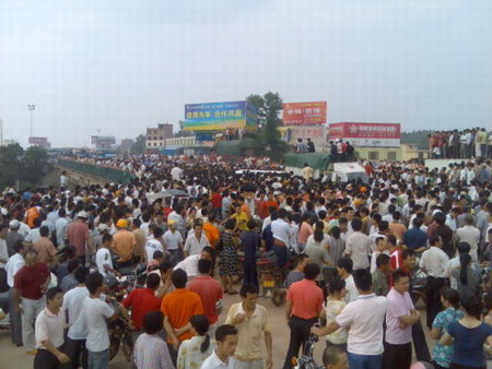 Traffic resumes after hundreds of furniture dealers protest on highway