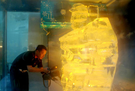 'Transformer' ice sculpture displayed in Guangzhou