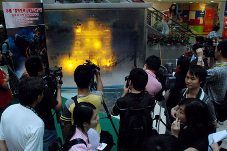 'Transformer' ice sculpture displayed in Guangzhou