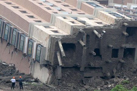 Building collapse kills one worker in Shanghai