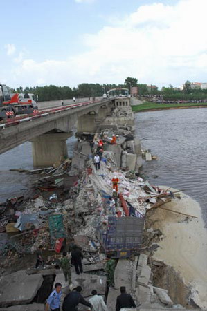 NE China's bridge collapse leaves one dead