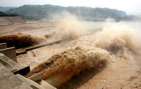 Xiaolangdi Reservoir discharges sand and flood