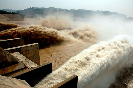 Xiaolangdi Reservoir discharges sand and flood