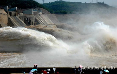 Xiaolangdi Reservoir discharges sand and flood