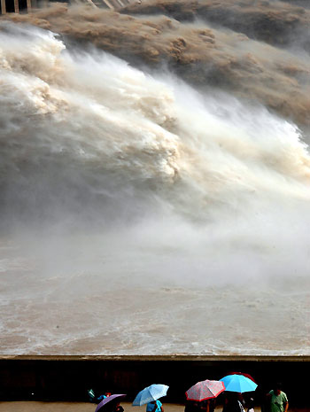 Xiaolangdi Reservoir discharges sand and flood