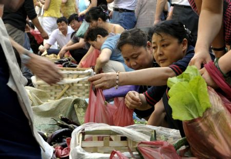 Riot-torn Urumqi lifts curfew as tension remains