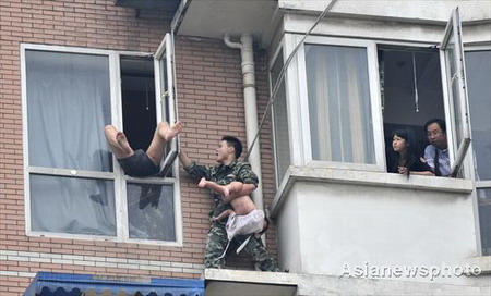 Crowd beats man after rescue of infant