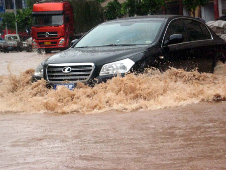 Downpour causes flood to southwest China city