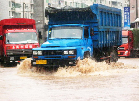 Downpour causes flood to southwest China city