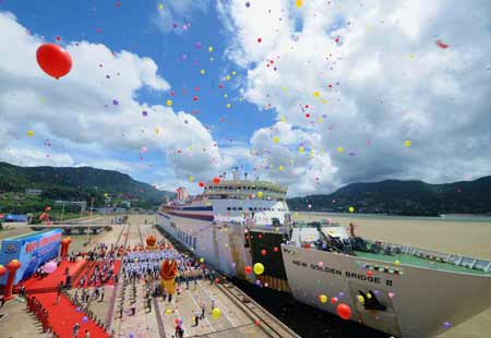 First passenger-cargo vessel leaves mainland for Taiwan