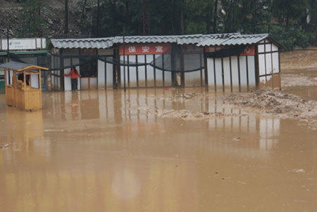 Heavy rains kill 1, flood quake relics park in SW China