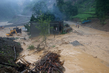 Heavy rains kill 1, flood quake relics park in SW China