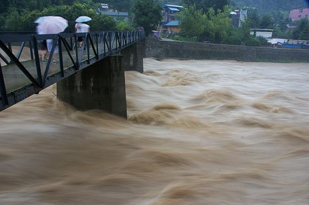 Storms cripple Tibet highway, 2 dead in Sichuan