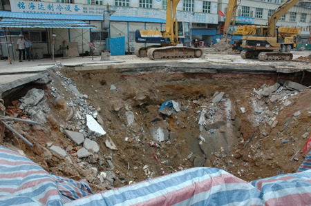 One missing in subway tunnel collapse in Shenzhen