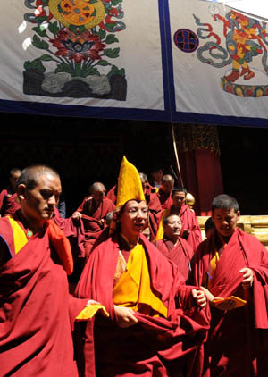 11th Panchen Lama worships at Zhaxi Lhunbo Lamasery