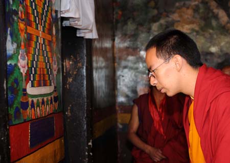 11th Panchen Lama worships at Zhaxi Lhunbo Lamasery