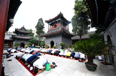 Muslims in Beijing pray on Djumah Day