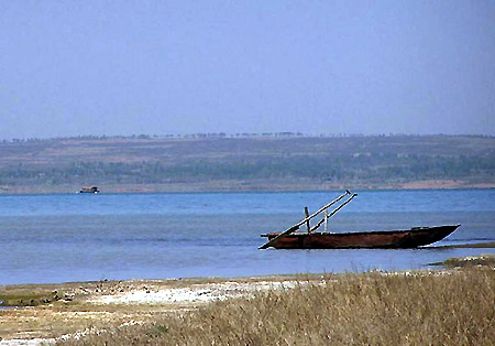 Expert: China's largest desert lake may vanish in decades