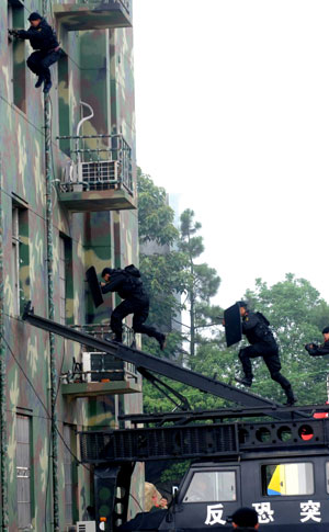 Anti-terrorism drill in E China city