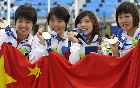 China win women's medley relay world title in world record