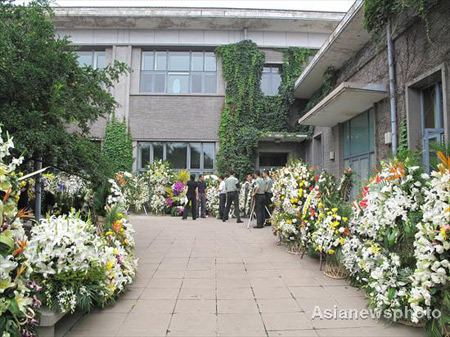 People mourn Deng Xiaoping's wife in Beijing