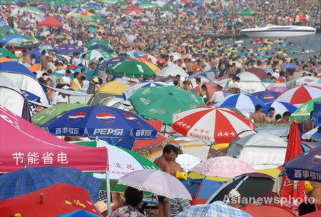 Over 100,000 people swarm into cool sea