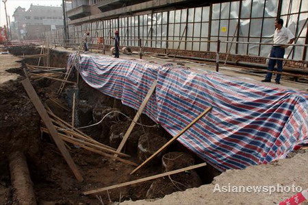 Subway collapse kills two in Xi'an