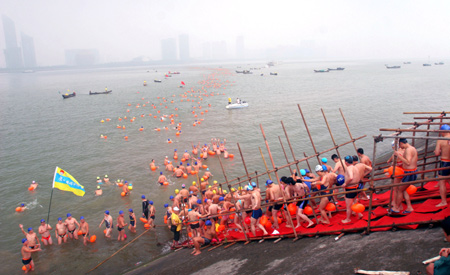 1,300 swimmers cross over Qiantang River