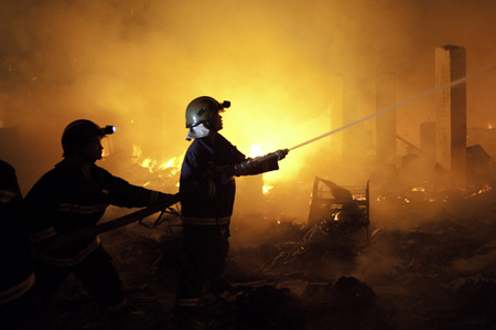Firefighters extinguish fire in Chengdu