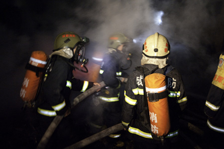 Firefighters extinguish fire in Chengdu