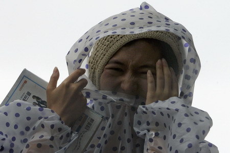 Typhoon Morakot whips Taiwan, nears SE China coast