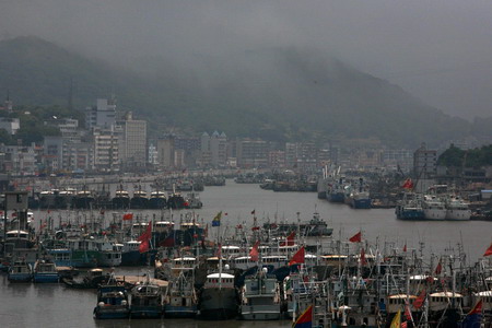 Typhoon Morakot whips Taiwan, nears SE China coast