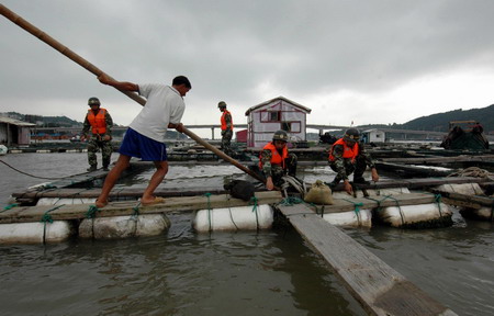 Typhoon Morakot whips Taiwan, nears SE China coast