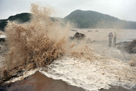 East China on guard as typhoon Morakot approaches