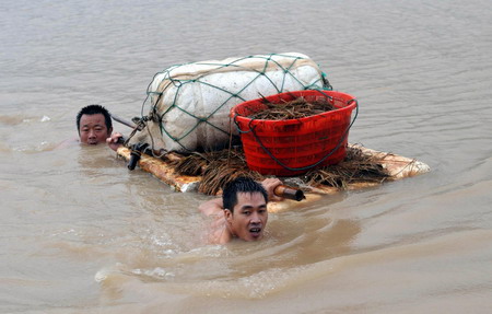 Typhoon Morakot lands in E. China