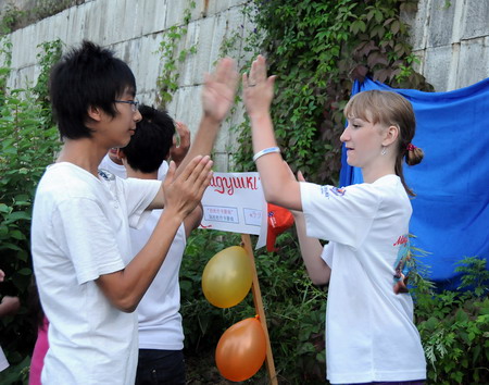 China's quake-zone pupils rejoice in Russia