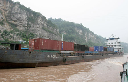 12 chemical containers fall into Yangtze