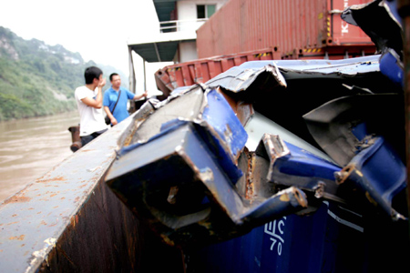 12 chemical containers fall into Yangtze