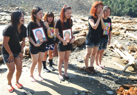 Relatives mourn for Typhoon Morakot victims