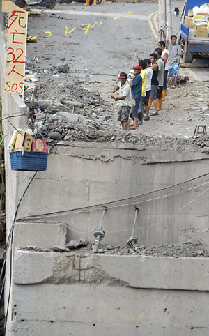 Relatives mourn for Typhoon Morakot victims