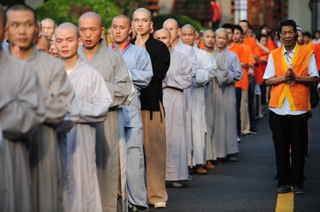 Monks pray for Taiwan typhoon victim in Shenzhen